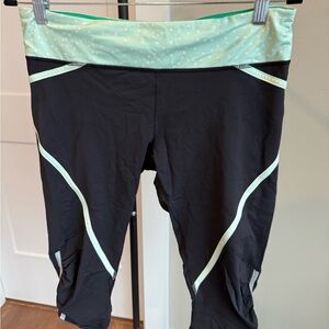 Lululemon Roll Out Crop leggings in a blk with mint trim. EUC size 10